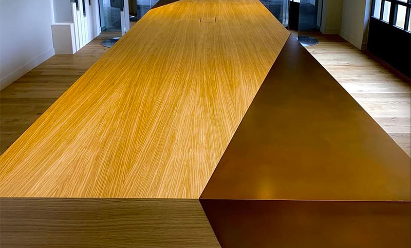 table en bois et métal 